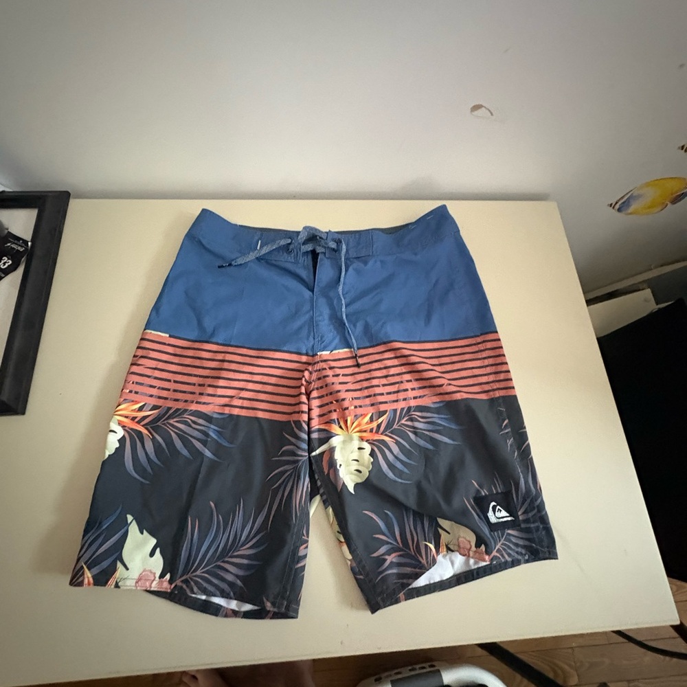 Quiksilver Boardshorts size 29